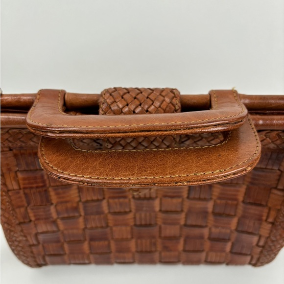 Crossbody purse basket weave pattern brown shoulder strap-10x9x4 - Picture 2 of 10